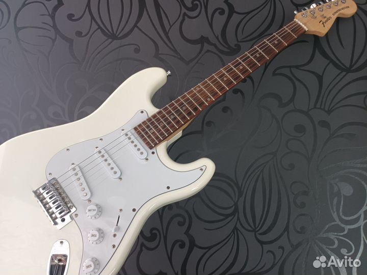 Электрогитара Stratocaster SSS белая
