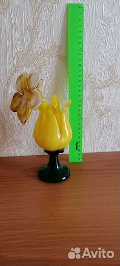 Маленькая вазочка с цветком