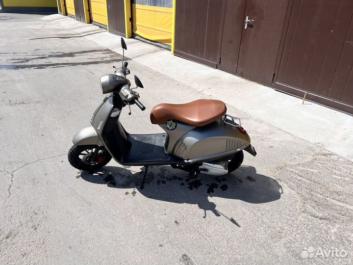 City PG (vespa 946 replica)