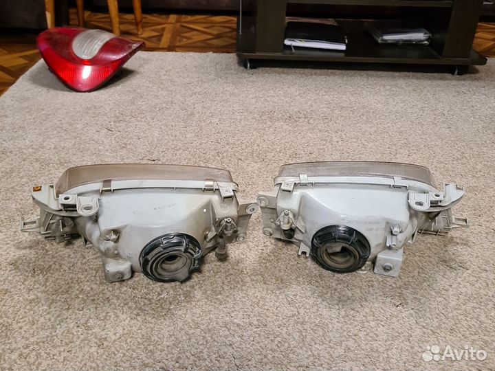Продам передние фары на toyota corona