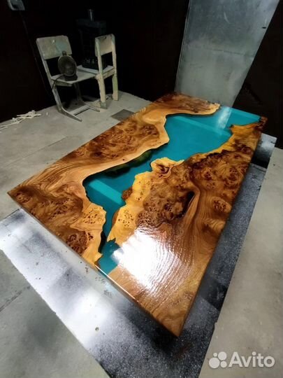 Стол река из массива и эпоксидной смолы