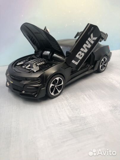 Модель автомобиля chevrolet camaro с дымом