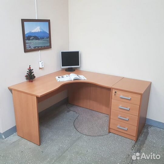 Угловой стол. Тумба приставная. Новое