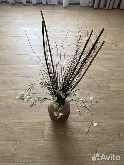 Ваза с декоративными цветами