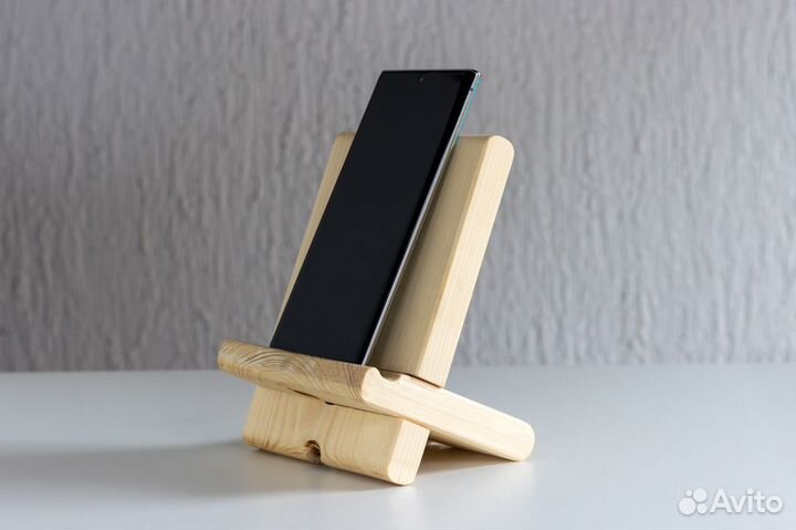 Деревянная подставка для телефона и планшета