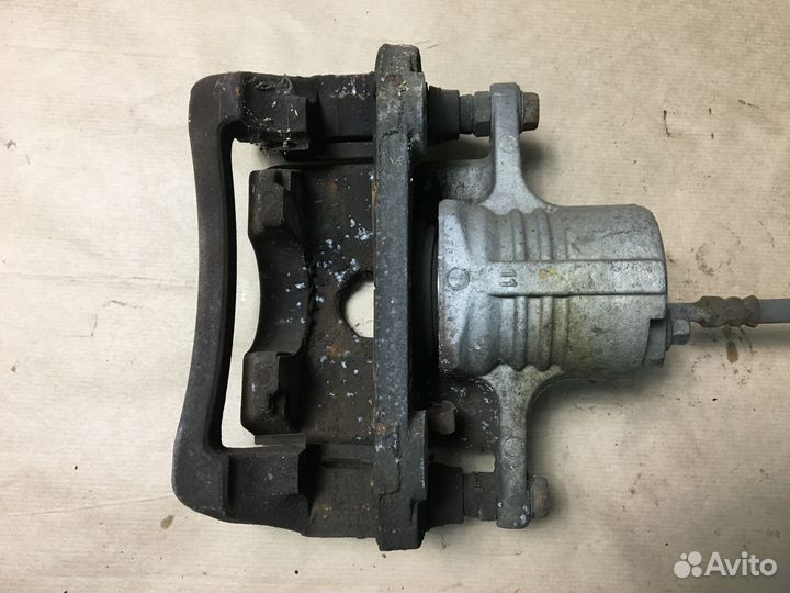 Суппорт задний правый Cadillac SRX II 09-16