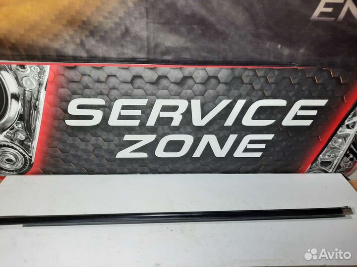 Уплотнитель стекла двери передней правой Pajero 4