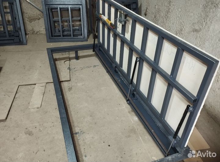 Напольный люк в подвал на амортизаторах 408*388