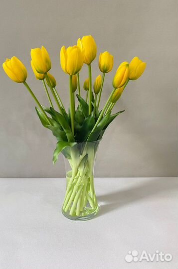 Искусственные тюльпаны в имитации воды