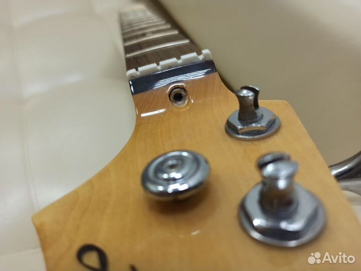 Гриф от баса с колками