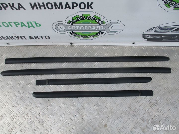 Молдинг двери Mazda Demio 2000г