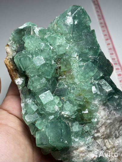 Флюорит кристаллы на породе