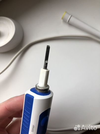 Электрическая зубная щетка oral b