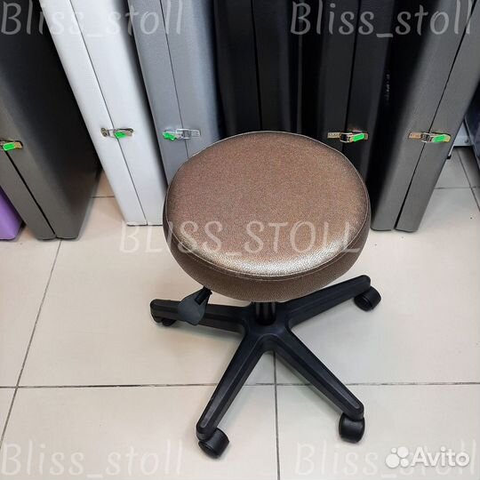 Стул мастера на колесах