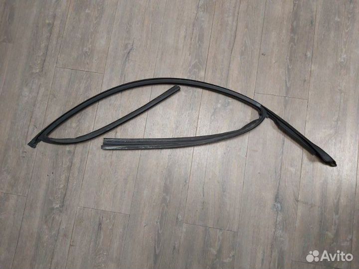 Уплотнитель стекла двери передний левый Bmw X3