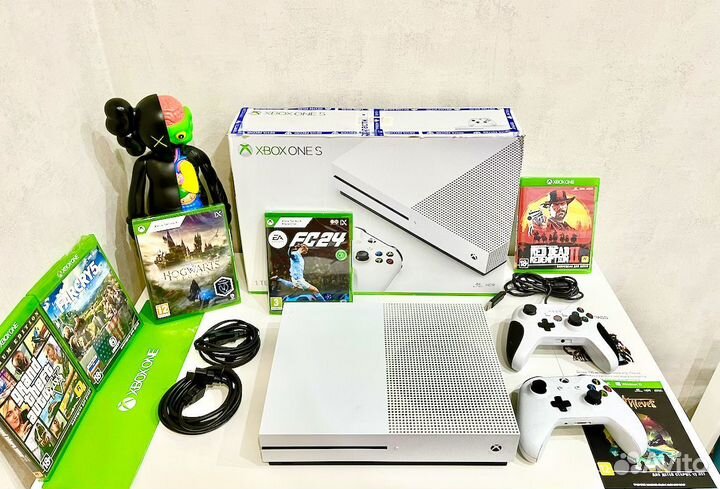 Xbox One S 1tb + 2 геймпада + 450 игр + FC 24