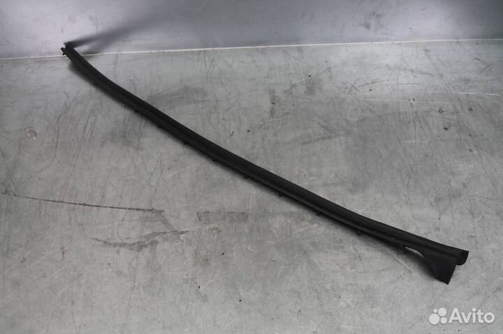 Уплотнитель двери передней левой нижний Audi A6