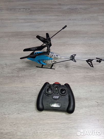 Игрушечный вертолет