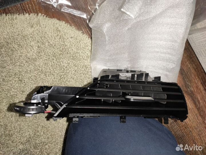 Вентиляционная решетка правая 64227946267 новый