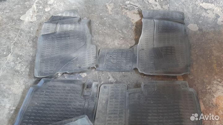 Резиновые коврики на Honda CRV 2003 года