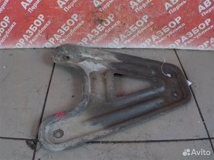 Кронштейн подрамника передний левый Renault Kangoo