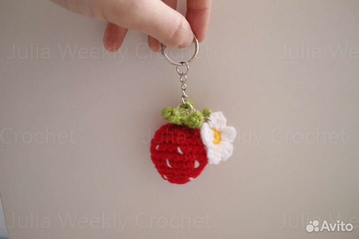 Вязаный брелок амигуруми 