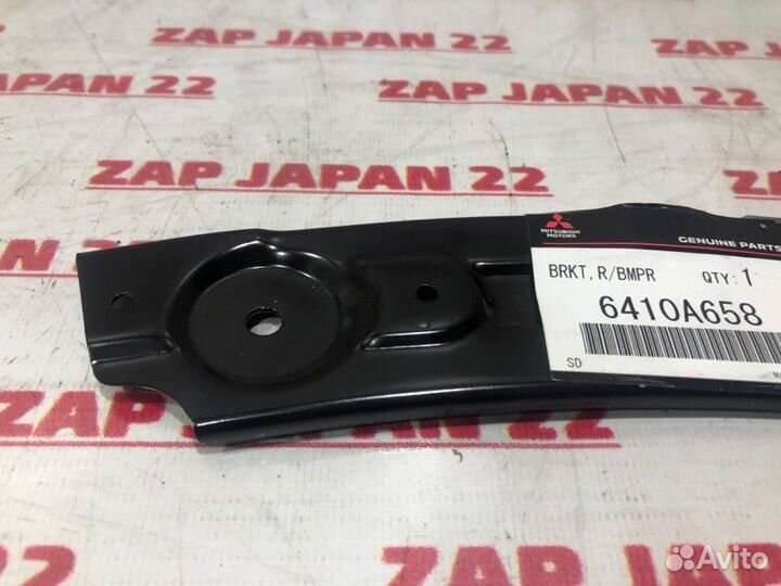 Крепление бампера заднее правое Mitsubishi Pajero