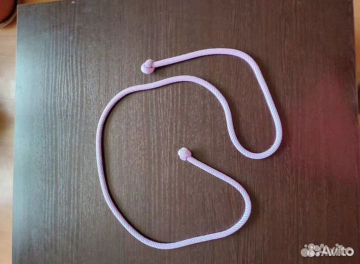 Наколенники, резинка и скакалка