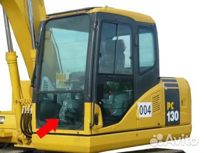 Komatsu PC 200 стекло лобовое нижнее