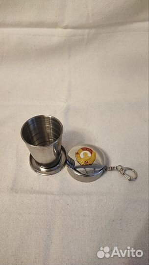 Складной стаканчик с карабином 