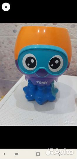 Игрушка и наклейки для ванной