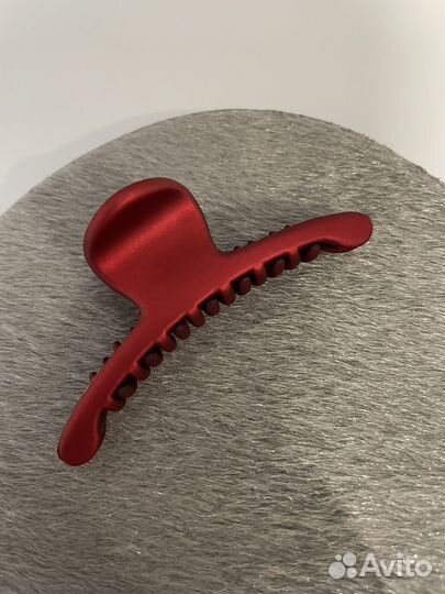 Красный крабик для волос