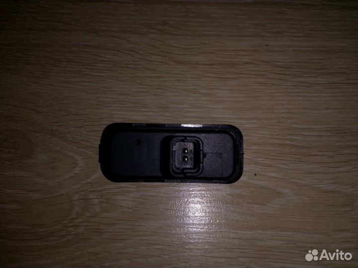 Кнопка открывания багажника автомобилей Рено