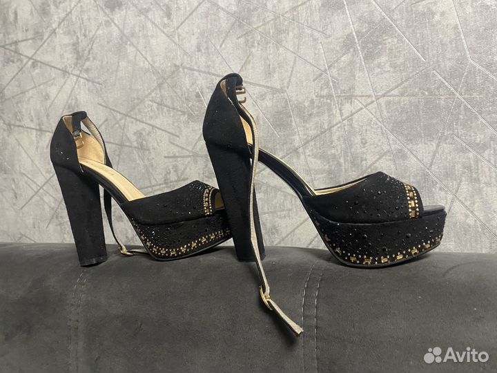 Босоножки на каблуке