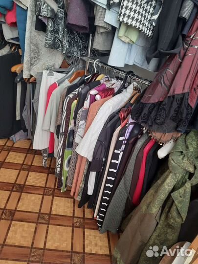 Много одежды, мужской и женской