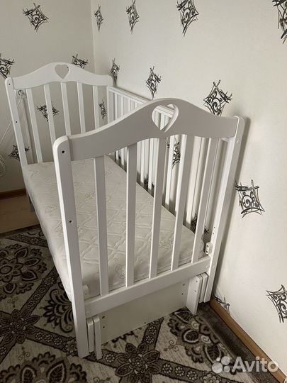 Детская кроватка с маятником