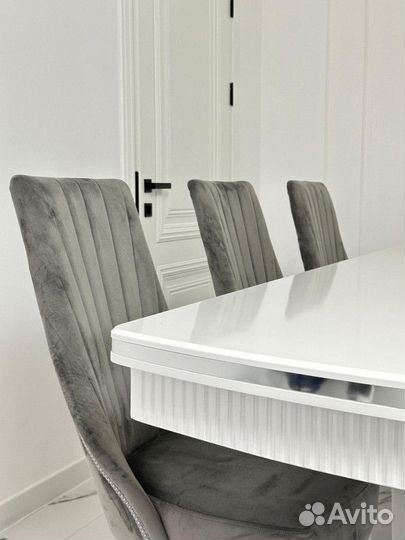 Кухонный стол и стулья