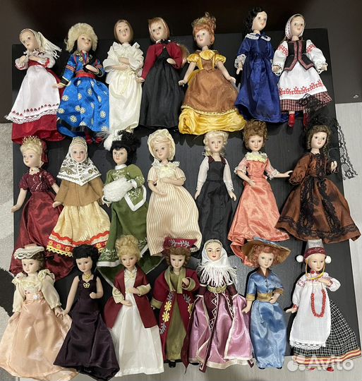 Кукла фарфоровая