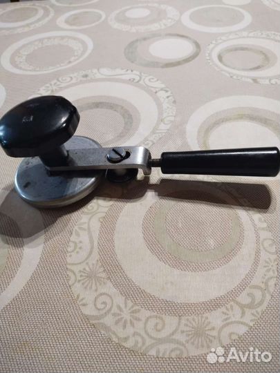 Закаточная машинка для стеклянных банок