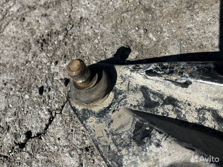 Рычаг левый Renault Logan 1