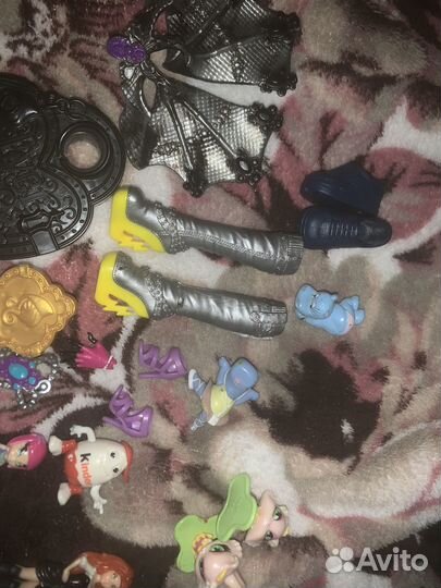 Игрушки из киндера и принадлежности к куклам