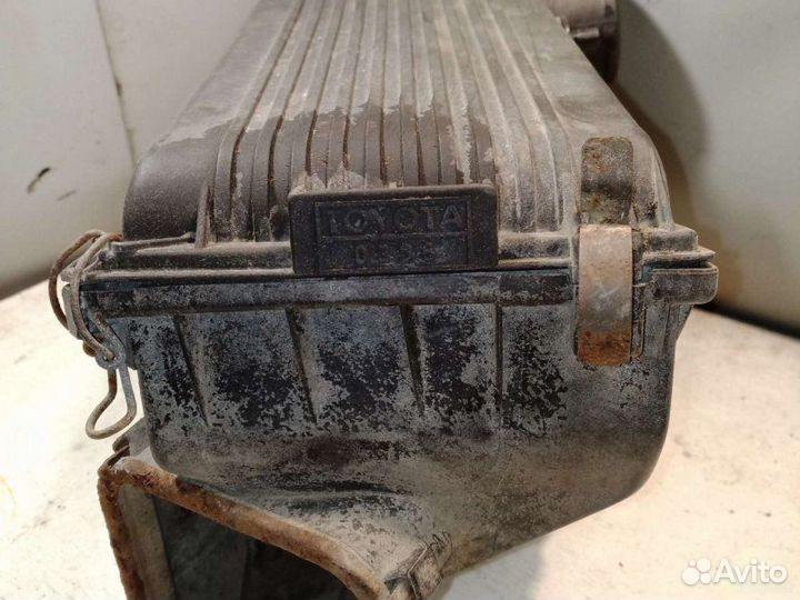 Корпус воздушного фильтра Toyota Carina E седан