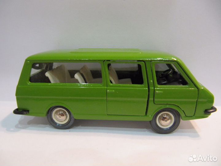Модель 1:43 раф 2203 А18 без ми травянистый цвет