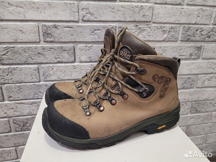Треккинговые ботинки