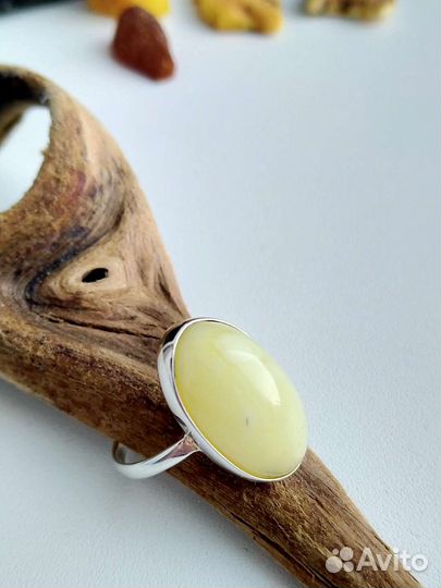Серебряное кольцо с янтарем
