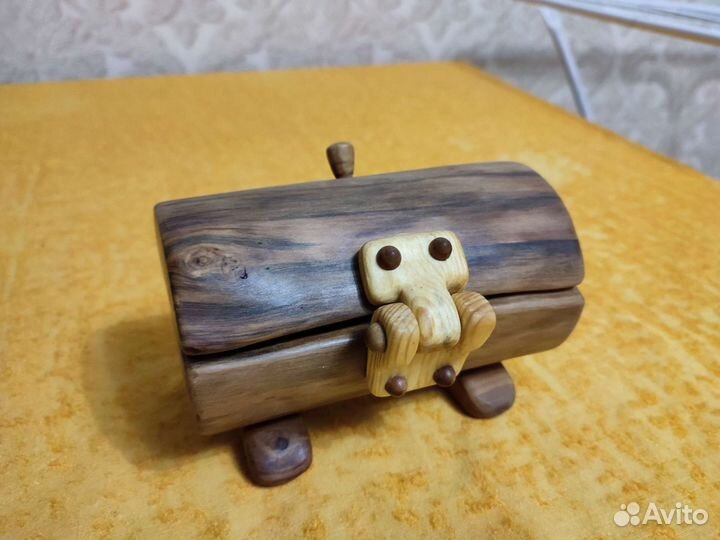 Деревянная шкатулка