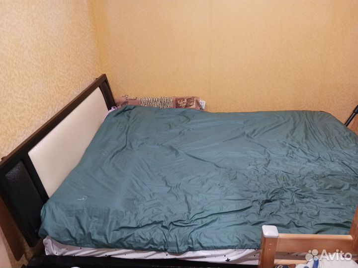 Кровать двухспальная с матрасом 160 200