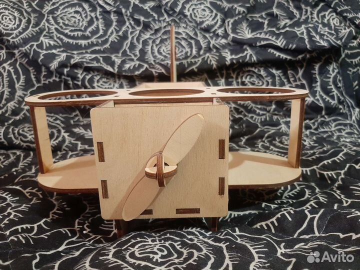 Подарочная коробка в виде самолёта