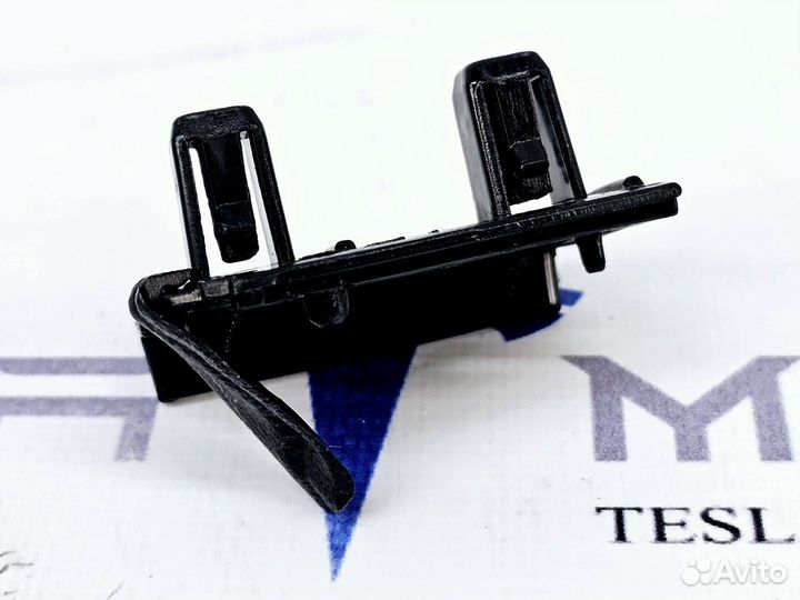 Кронштейн крепления крыла (вилка) правый Tesla