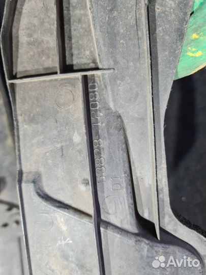 Пыльник крыла левый Toyota Corolla E150 1.6 1ZR-FE